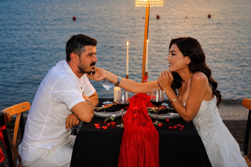 Deniz kenarında el ele tutuşan çift