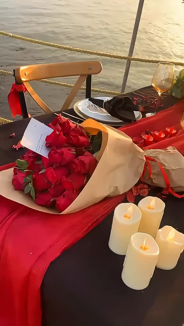 Kırmızı gül buketi ve mumlardan oluşan detay