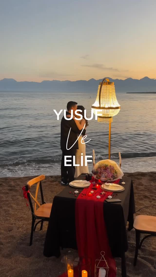 Gün batımında çiftin deniz kenarı yemeği
